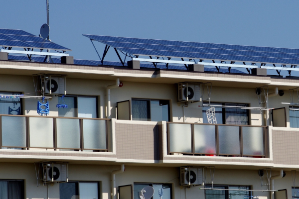 太陽光発電が設置された建物の屋根