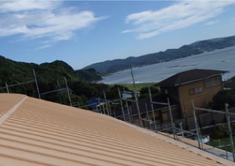 新しい屋根の向こうには近くに海が見えますが、ガルバリウム鋼板は錆にも強いので安心です