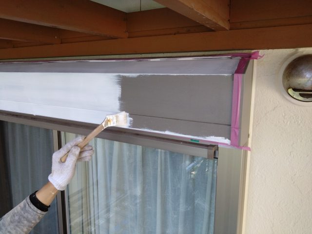 糸島市にてレンガをあしらった西欧風外壁の下塗り-錆止めとプライマーの塗布-