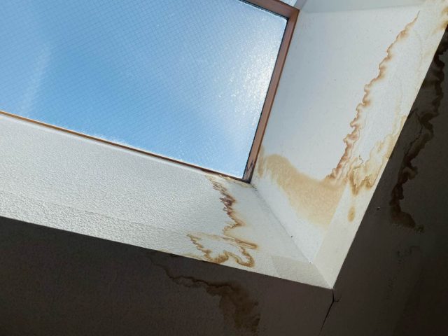 糸島市にてアパートのトップライトから雨漏り。調査でシーリングの劣化が原因と判明