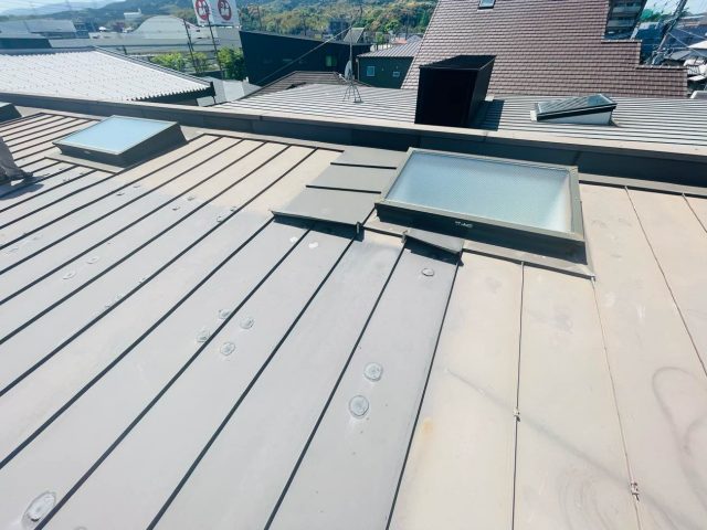 糸島市で雨漏りしたアパートの天窓付き屋根