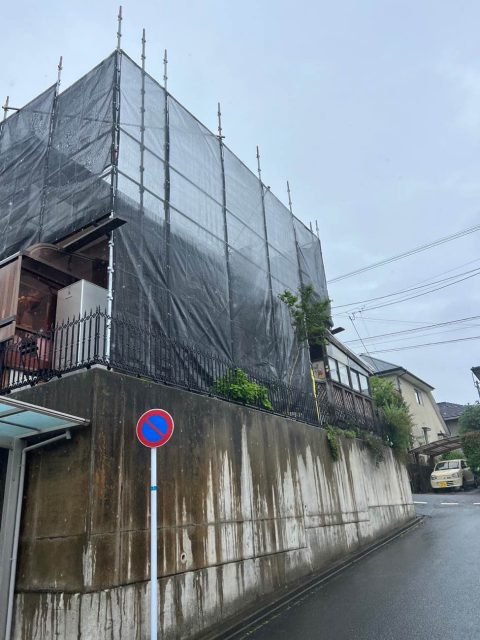 糟屋郡志免町にてアスファルトシングルへの屋根カバーを行う住宅