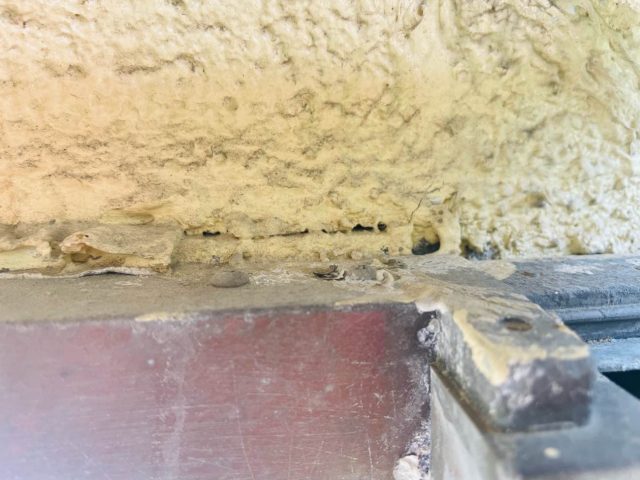 宇美町の塗膜に隙間が空いた外壁