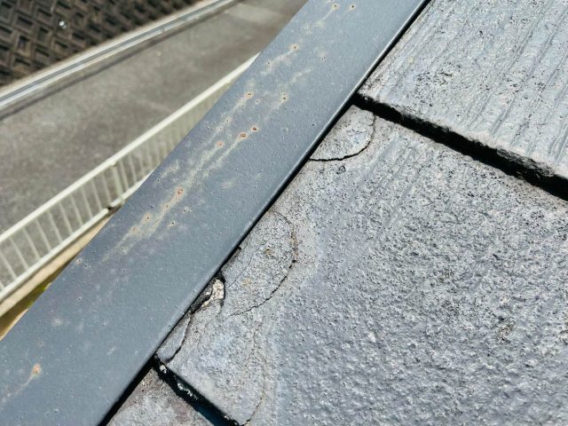 宇美町の屋根の割れと板金の劣化
