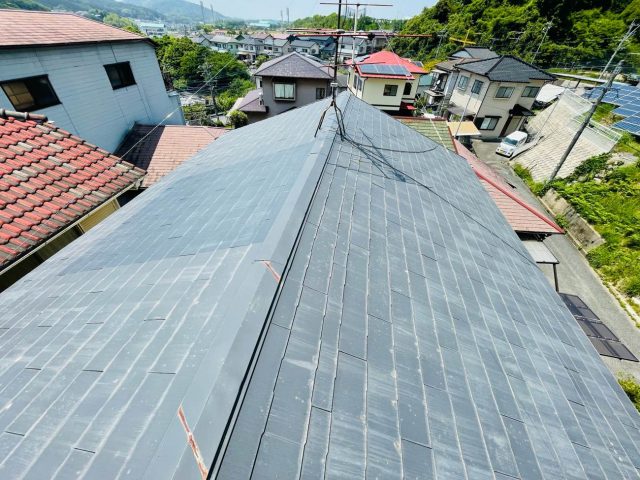 宇美町にて色褪せとひび割れが生じたスレート屋根の雨漏り調査でカバー工事をご提案