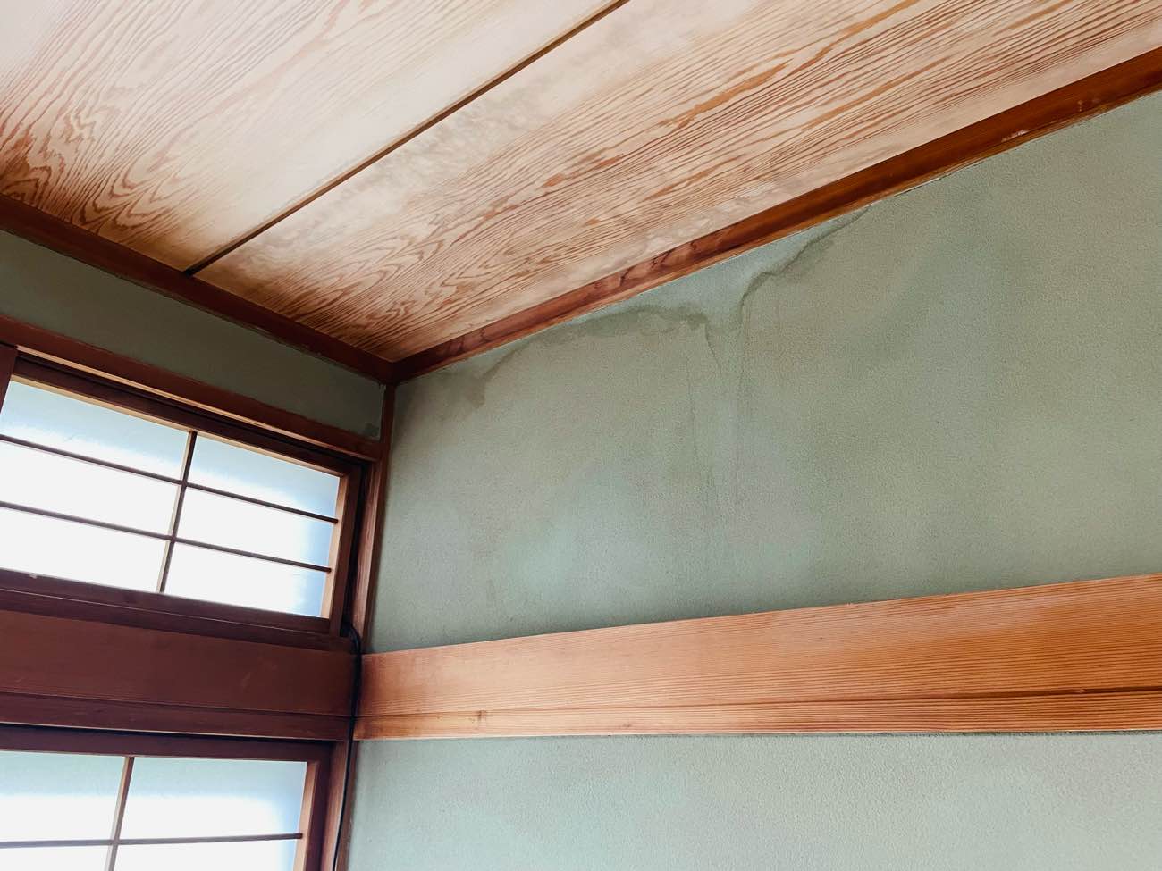 福岡市早良区物件の雨漏り工事、室内の雨染み