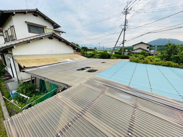 須恵町で強風で穴が空いた駐車スペースの屋根