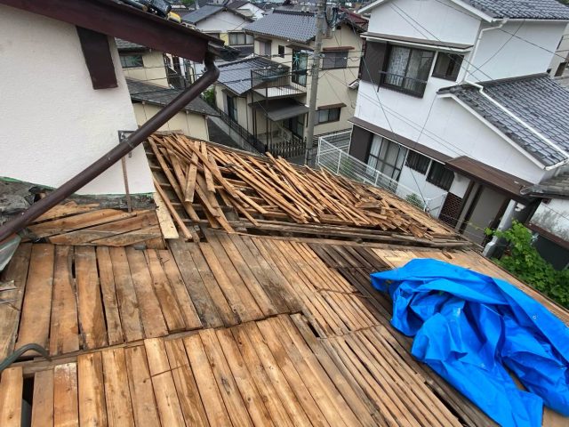 糟屋郡宇美町にて下地の補強工事中