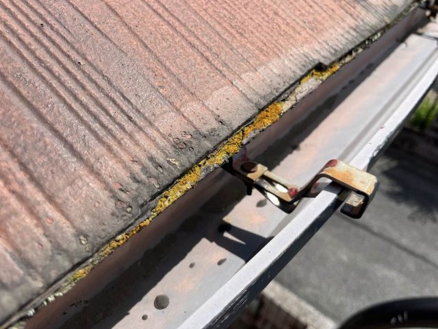 飯塚市のスレートと雨樋吊り金具の劣化