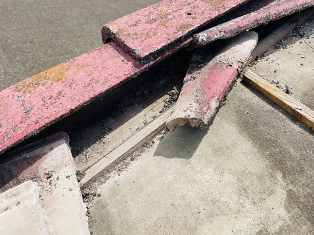 粕屋町の防水紙まで傷んだボロボロの屋根