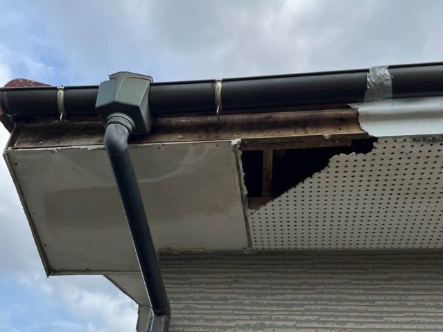 粕屋町の大きく破損した軒天