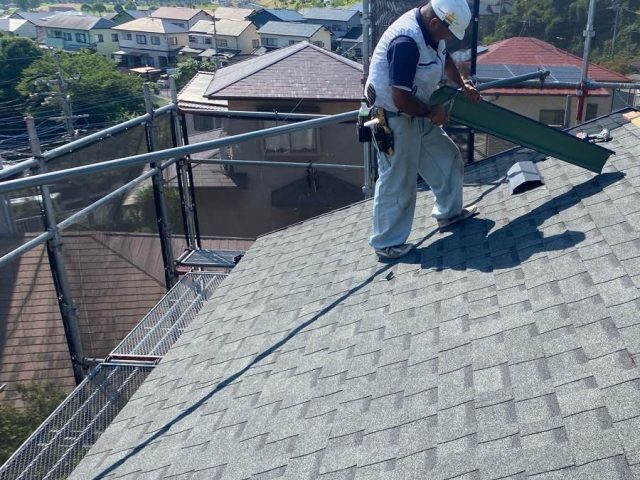 宇美町のオークリッジスーパーでカバー工事を行う職人