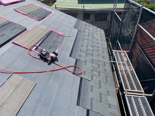 宇美町でルーフィングに設置されていく屋根材