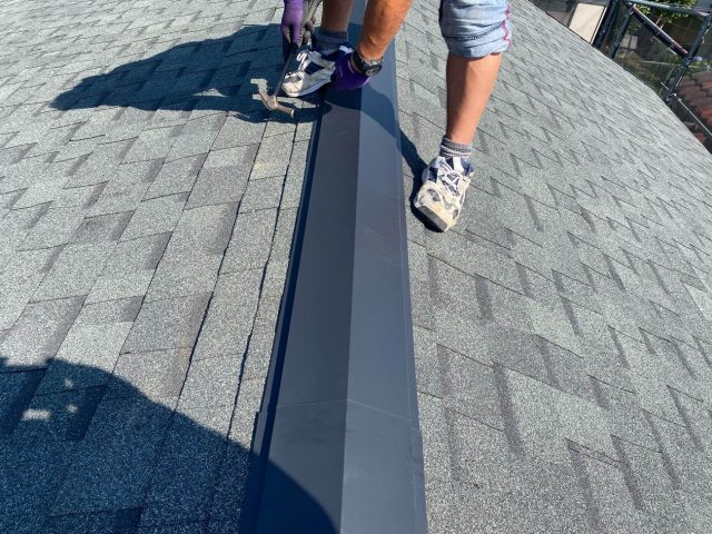 宇美町にてカバー工法でリフォームしたアスファルトシングルの屋根に板金工事