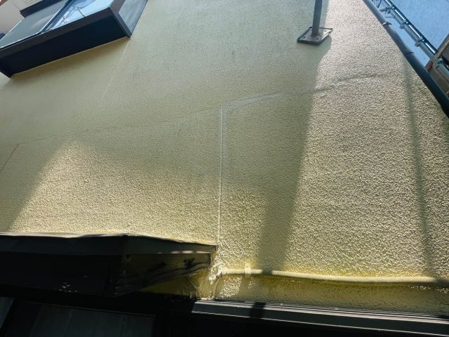 宇美町にて外壁に生じた大きな亀裂と塗装の剥がれを補修し雨漏りを解消