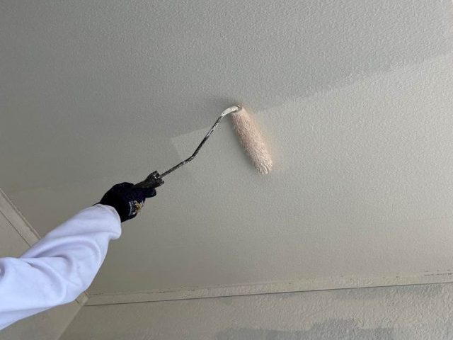 福岡市西区で上塗り作業を進める職人