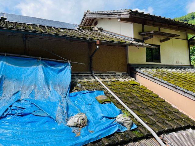 朝倉市にて苔がびっしり生えて雨漏りしていた瓦屋根の葺き替え工事