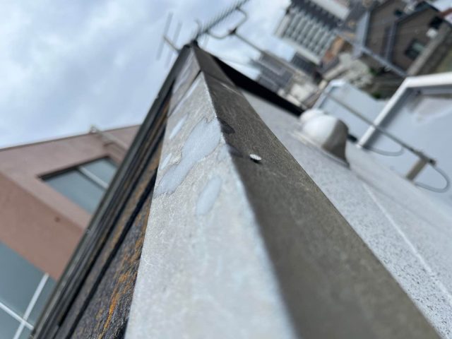 博多区の雨漏り調査にて変色とさびが見つかった屋根板金部