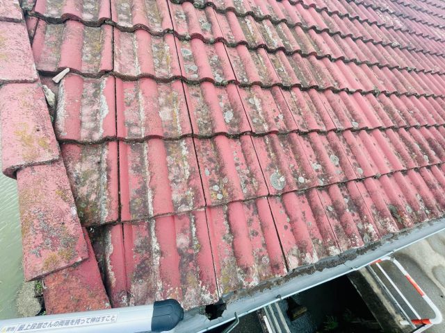 粕屋町の損傷が激しい屋根のモニエル瓦