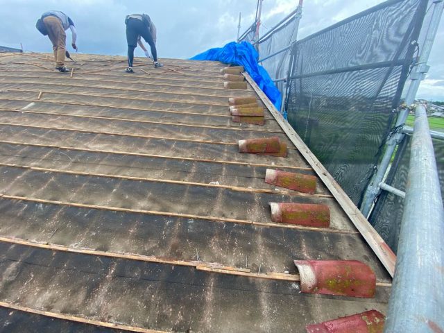粕屋町でモニエル瓦を撤去している職人
