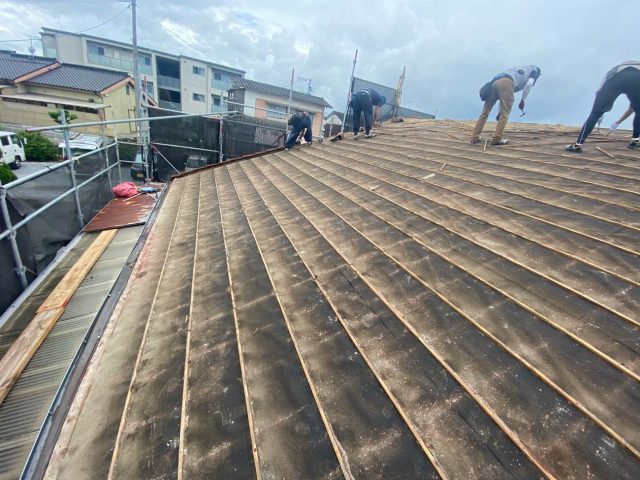 粕屋町にて平屋の屋根の雨漏り修理。廃盤「モニエル瓦」の撤去と防水シートの敷設