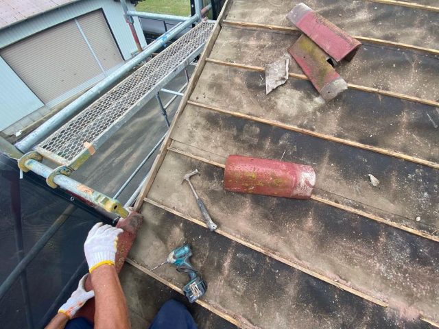 粕屋町のモニエル瓦の撤去を進める職人