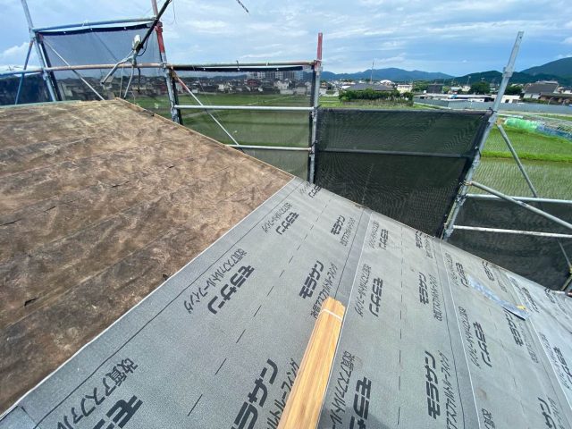 粕屋町の葺き替え工事で敷かれた新しいルーフィング