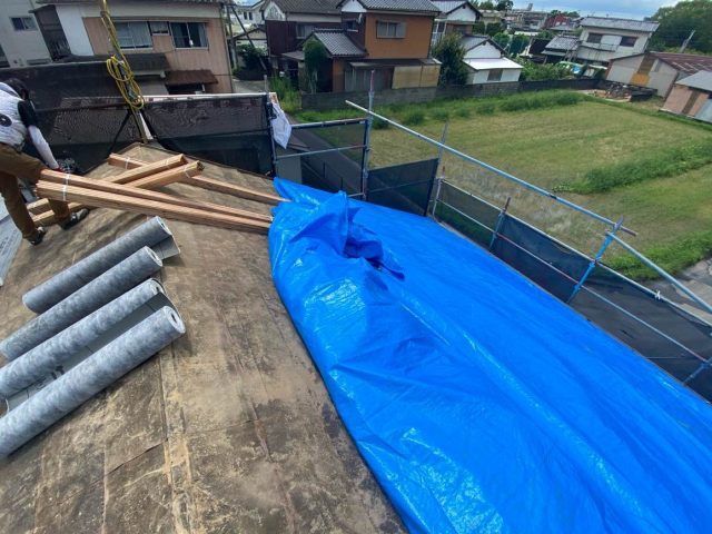 粕屋町でモニエル瓦が撤去された屋根