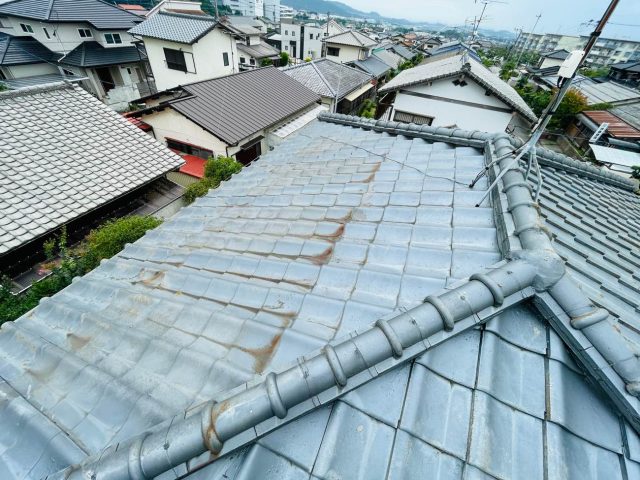 宇美町にて20年前から困っている天井の雨漏りが台風で再発。老朽化した瓦屋根へ葺き直しを提案