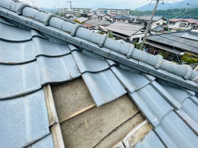 宇美町で20年放置した雨漏りの修理。屋根葺き直し工事における瓦の撤去