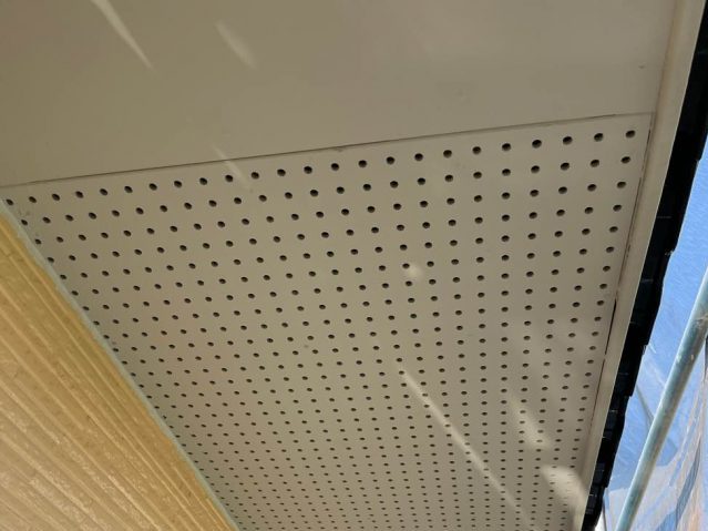 粕屋町の穴あきが補修された軒天