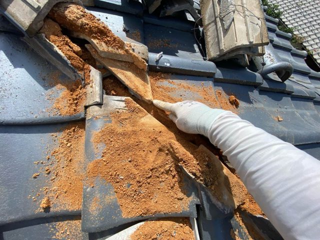 宇美町の葺き直し工事における瓦の撤去