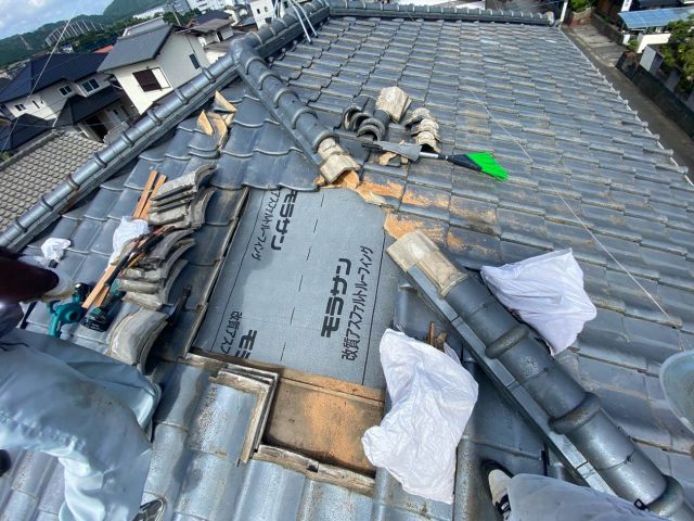宇美町の葺き直し工事で新しく敷かれた防水シート