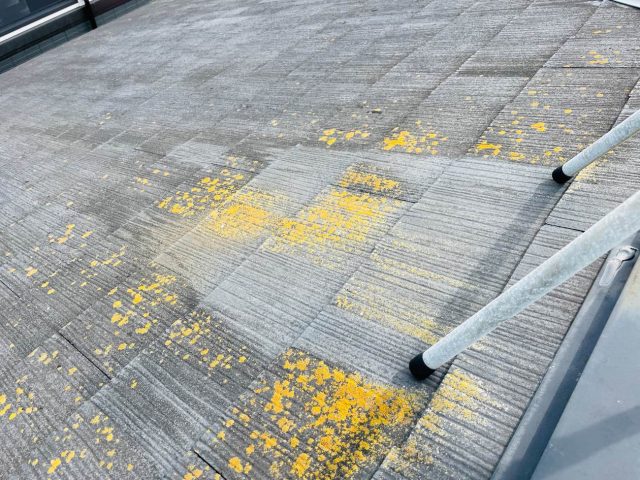 福岡市西区の劣化して変色したスレート屋根
