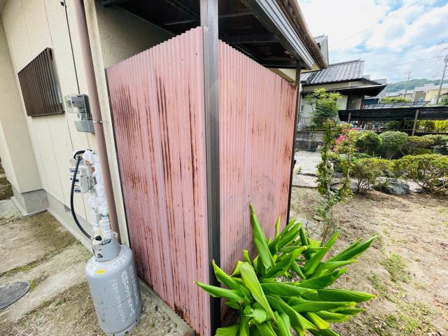 宇美町のひどく錆びた金属波板