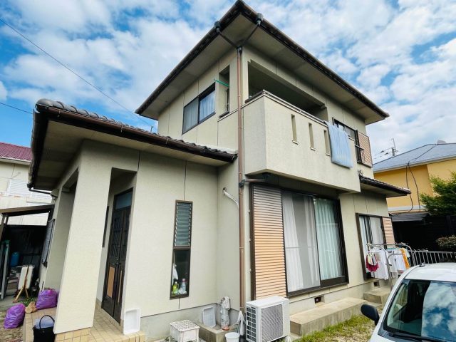 宇美町にて塗膜のひび割れ、波板のサビ、シーリングの劣化などが見つかった外壁の調査