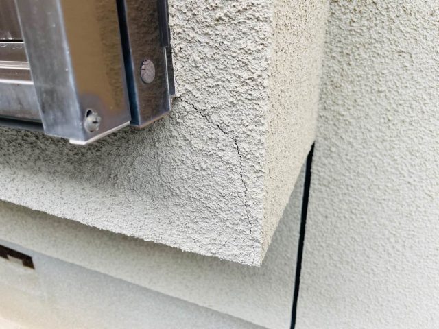 宇美町の窓枠につながる外壁のひび