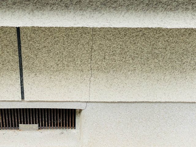 宇美町で見つかった外壁のひび割れ