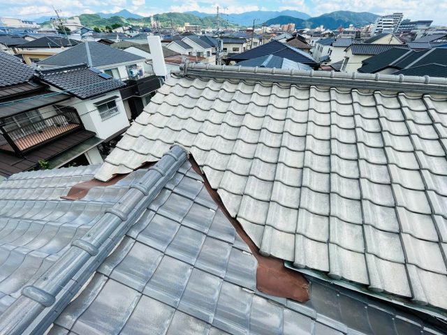 福岡市博多区にて鬼瓦の漆喰にひび割れと剥がれが生じていた瓦屋根の調査