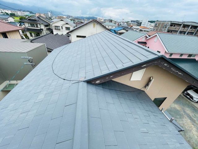 糸島市で雨漏りした化粧スレートの屋根調査。色褪せ・木材腐食・棟板金の釘の浮きや錆を確認