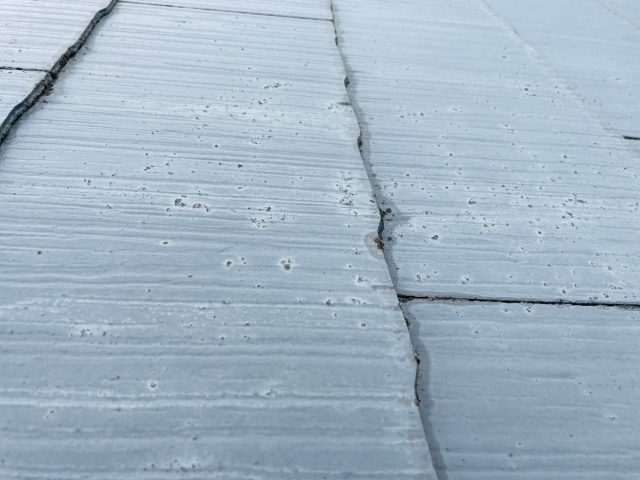 粕屋町での調査で見つかったスレー瓦の汚れ