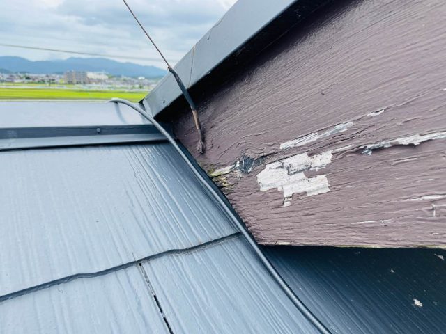 粕屋町での調査で見つかった破風の破損