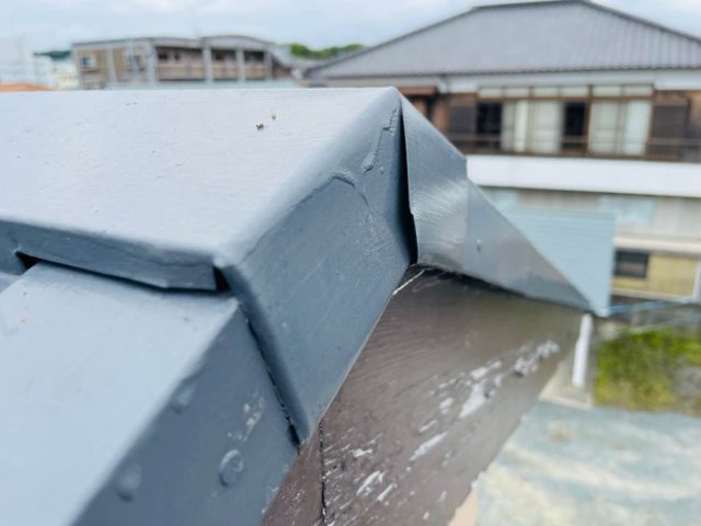 糸島市の歪んだ板金と塗装が剥げた破風