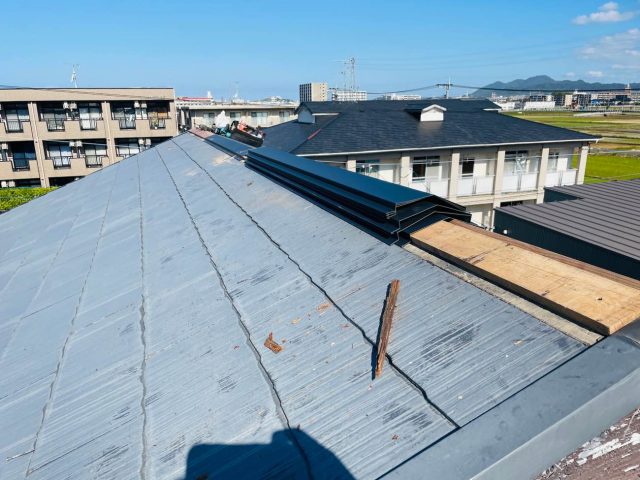 糸島市で新しい棟板金の施工中