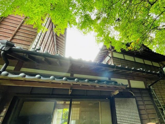 須恵町の雨漏りを調査中の日本家屋