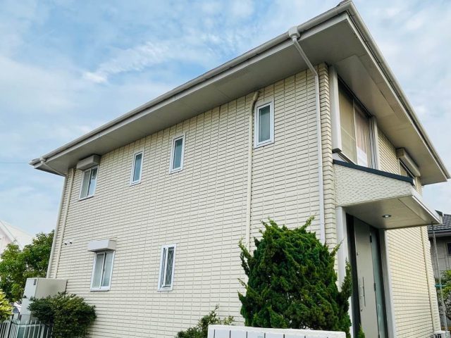 志免町にて屋根と外壁の調査。スレートの色褪せや雨樋の破損など劣化を確認、同時施工をご案内
