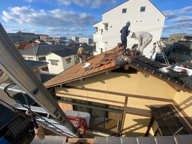 福岡市東区にて瓦を撤去している職人