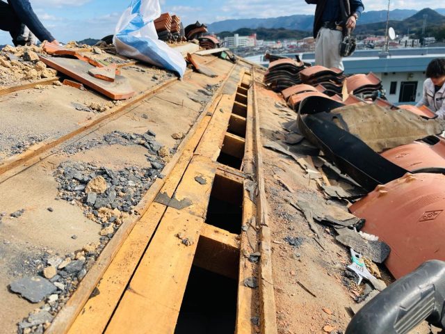 福岡市東区の和瓦の撤去後、あらわになった野地板