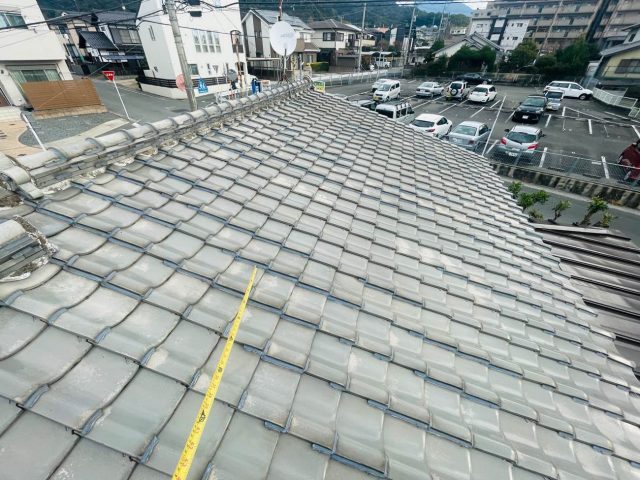 福岡市南区で集中豪雨による雨漏り、瓦とルーフィングの劣化が著しい屋根の現場調査