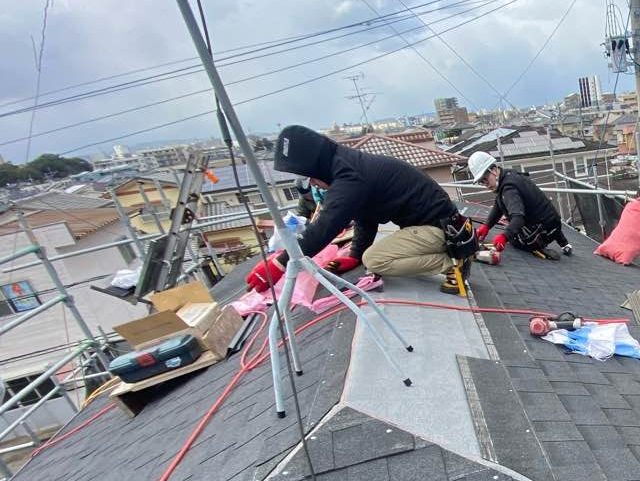 糟屋郡粕屋町で「オークリッジスーパー」の設置作業をしている職人